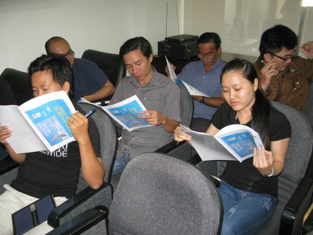 Học viên đọc tài liệu hướng dẫn trước khi xem phim
