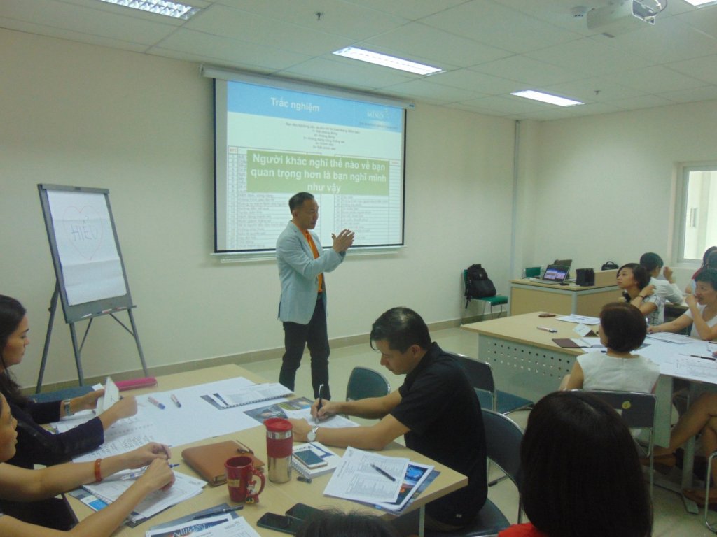 Người dẫn đúc kết bài học, học viên ghi lại cách áp dụng