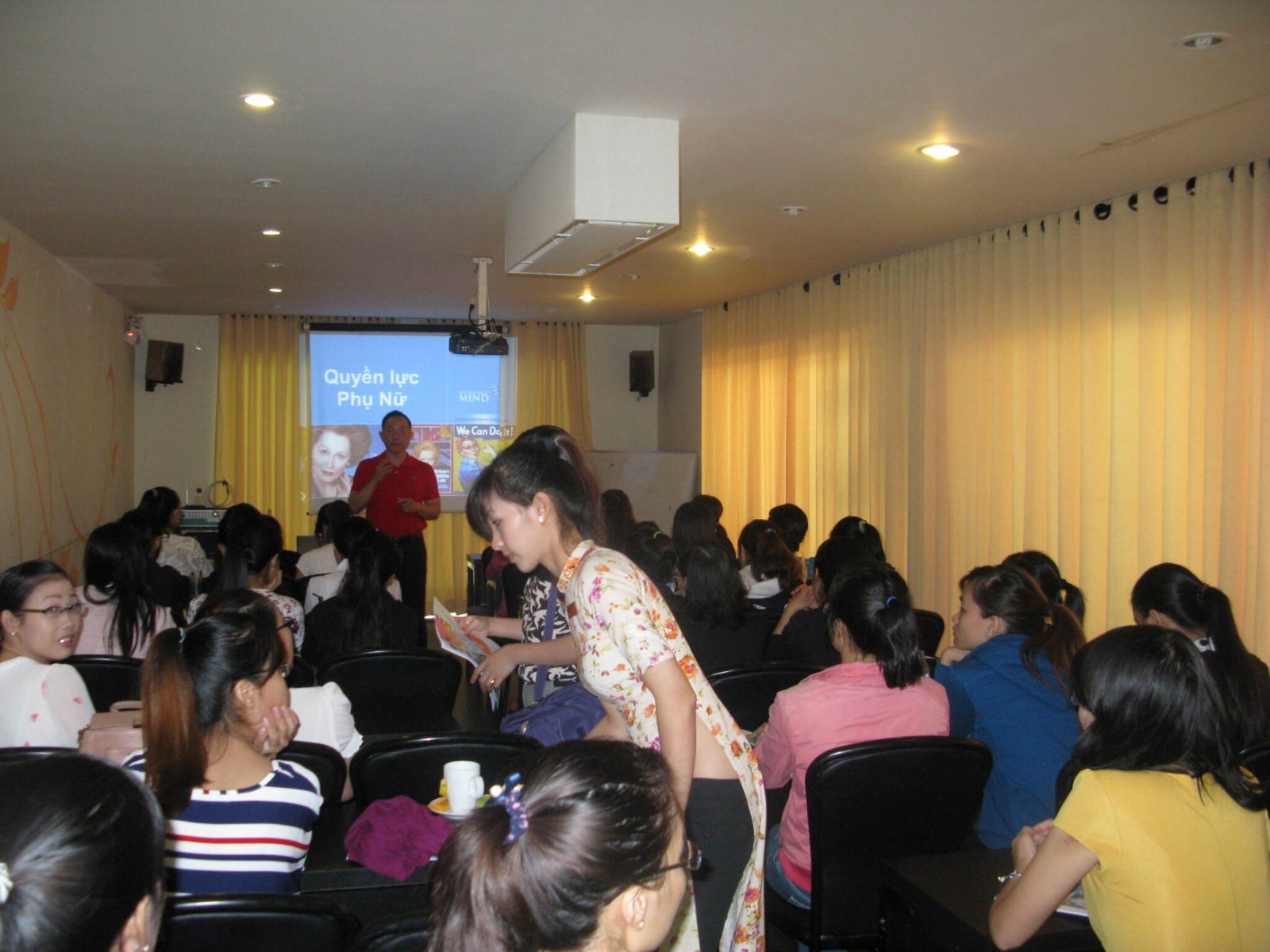 Phòng học Educine: học viên ngồi trước màn chiếu, chuẩn bị xem trích đoạn phim