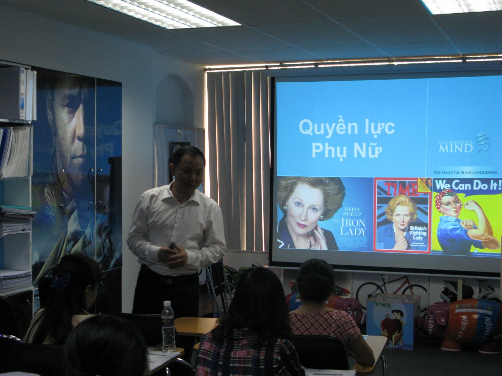 Người dẫn mở đầu buổi Educine Quyền lực Phụ nữ với phim The Iron Lady