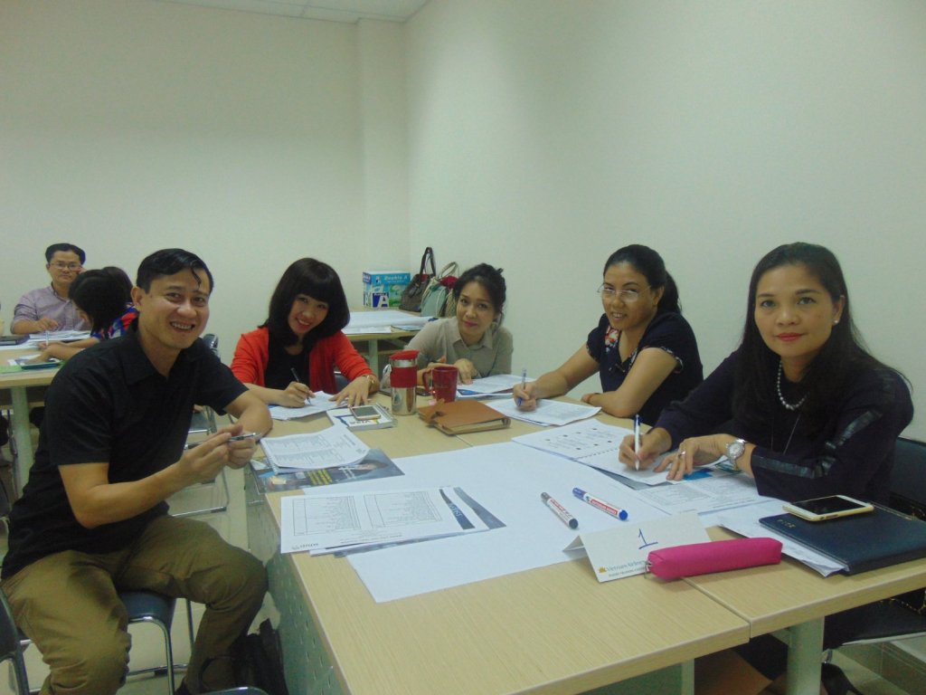 Nhóm học viên thảo luận quanh bàn sau khi xem phim