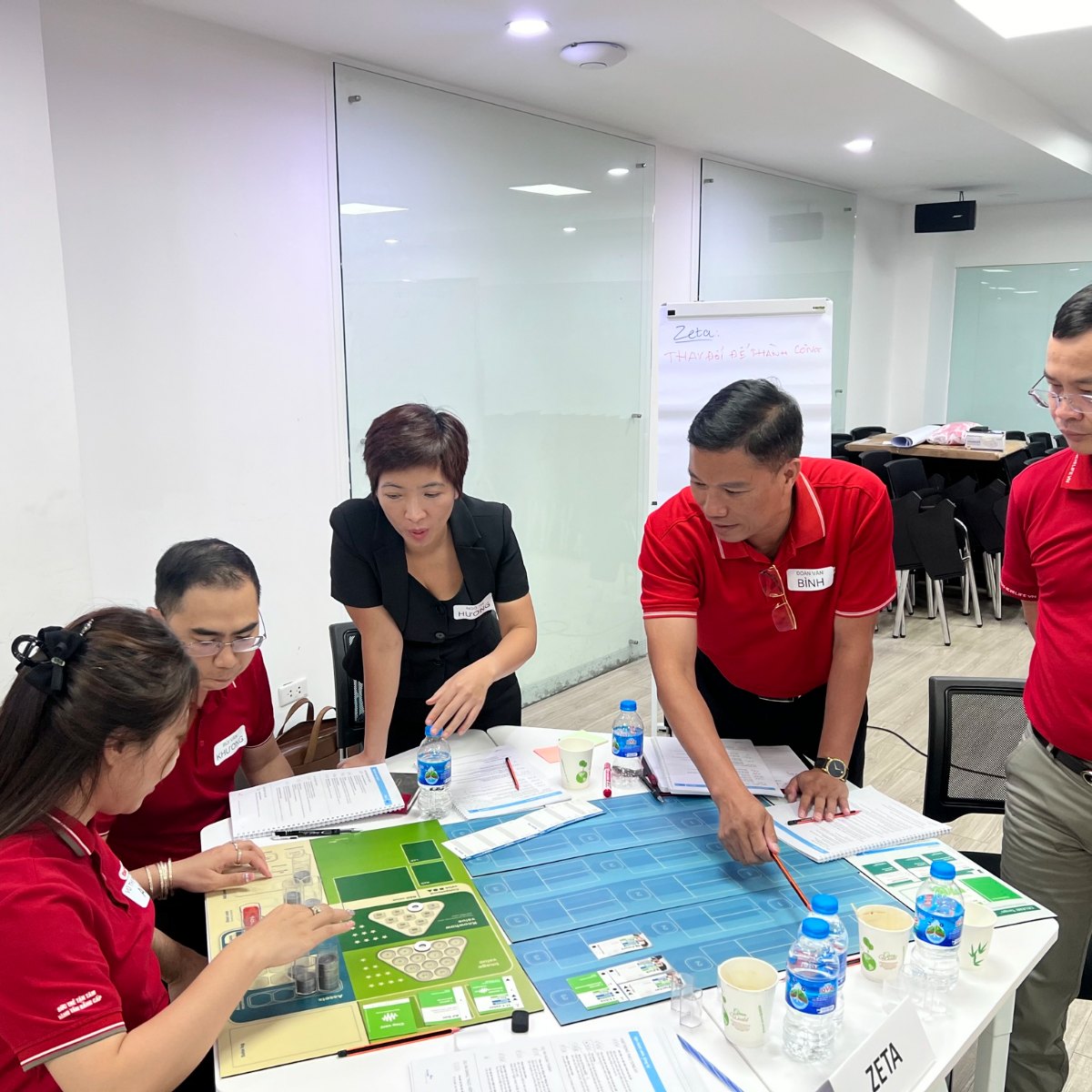 Đội học viên áo đỏ cùng sắp xếp quyết định trên bàn cờ mô phỏng