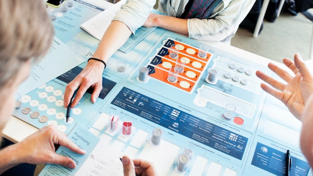 Các tay người chơi đặt quyết định trên bàn cờ Celemi Decision Base