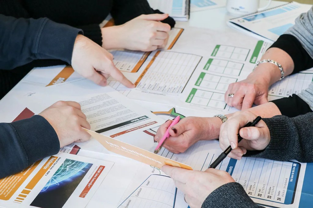 Nhìn từ trên xuống bàn cờ mô phỏng Celemi Sales Endeavour
